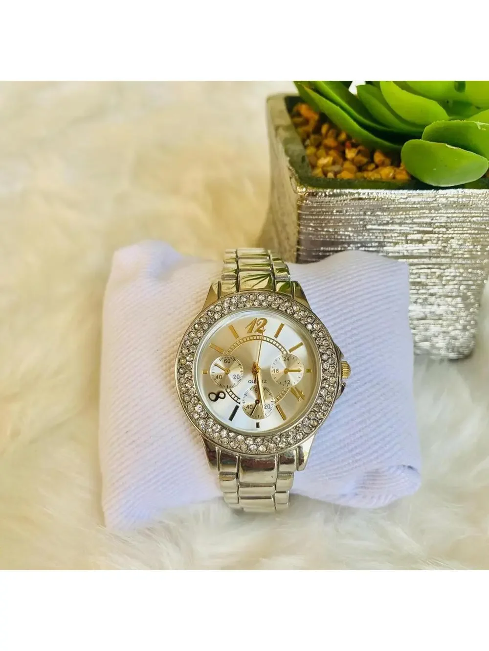 Silver Tone Quartz Wristwatch with Rhinestone Bezel
